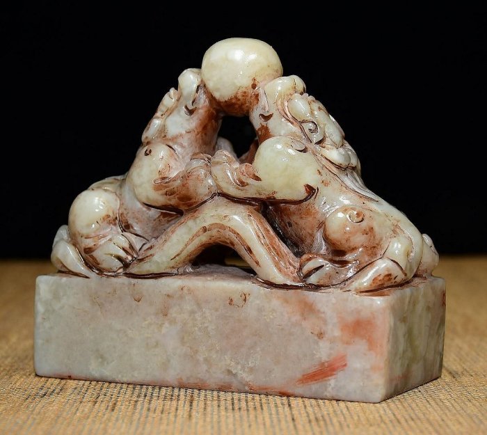 嚴選田黃壽山石貔貅藝術摆件，精雕細琢適合收藏。10x9x4.5cm 大器恢弘