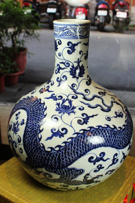 桑園の】大明宣德年製款大型43公分純手繪青花纏枝龍紋天球瓶整體厚實