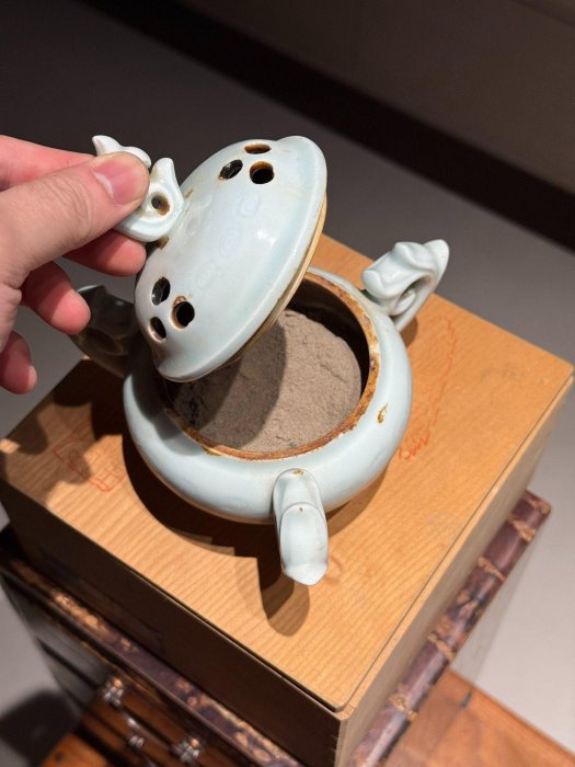 日本古美術青瓷香爐三足雙耳，鏤空雕花精美，溫潤釉色如玉，獨特器型配