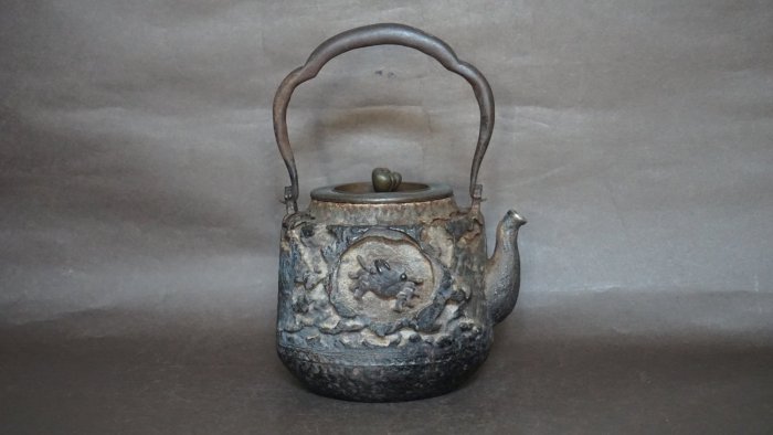 茶壺，煎茶道具，「晴壽堂造」在銘，時代物。 明治時期晴壽堂布目嵌錯金銀花鳥紋鐵壺仕宏拍賣