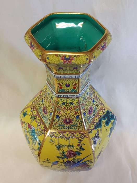 乾隆御製六方花鳥琺瑯釉蒜頭瓶景致物體具有立體感，堪稱集清代