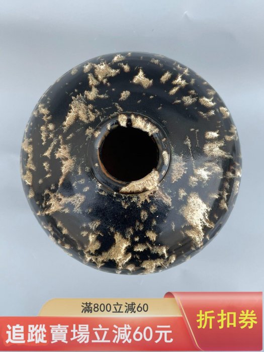 宋代吉州窯梅瓶，黑釉金彩斑紋，造型規整，釉面自然，工藝精細。高約30