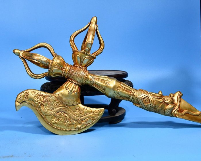 精銅鑄造`藏傳法器金剛降魔杵月牙斧·，整像鑄熔深峻，比例協調，胎體