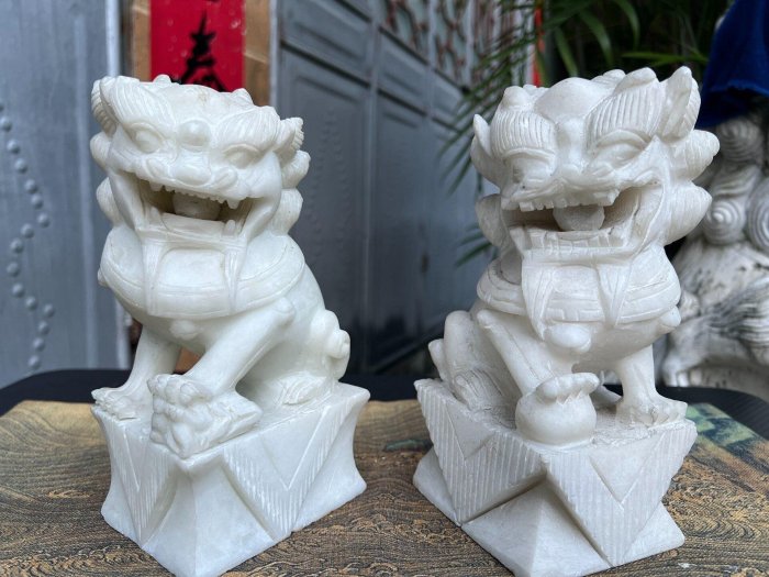 嚴選手工石雕漢白玉獅子，獨一無二孤品藝術珍藏。尺寸：約40x30x25cm