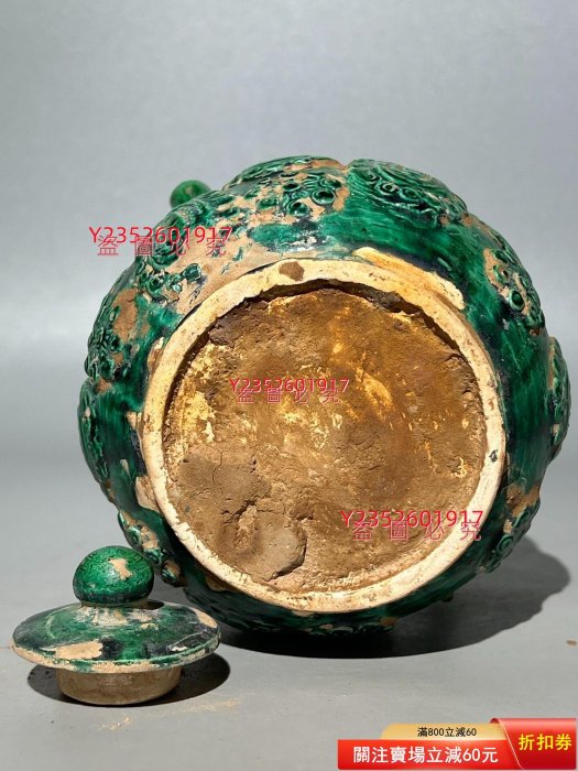 三彩執壺唐三彩的制作工藝相當復雜。它是一種多色彩的低溫釉陶器，以