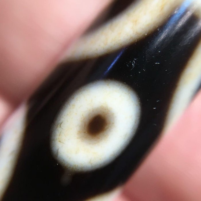 嚴選藏傳手工朱砂十字六眼天珠，精緻尺寸10.5x10.5x42.5mm，品質卓越不