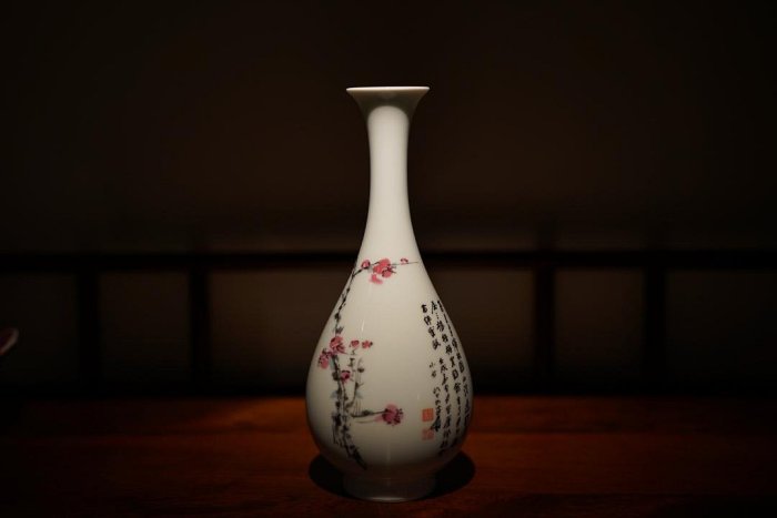臺灣曉芳窯早期蔡曉芳張大千合作歲梅瓶1983年早期作品『勿拍』 該瓶為