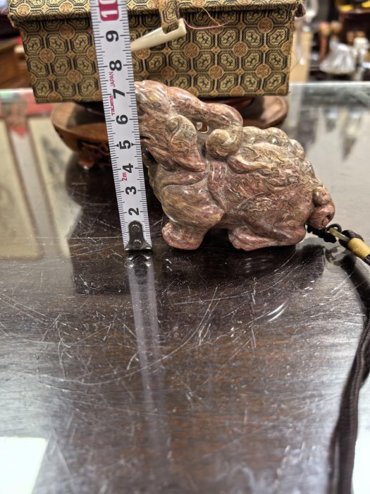 日本中古回流帶原盒玉石精雕瑞獸天䘵手把玩件重鉈工，色彩斑斕，玉質