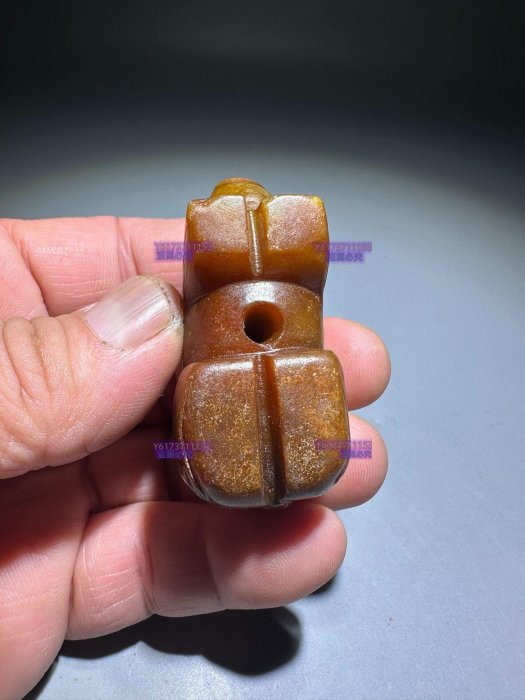 和田玉瑞獸把，玉質溫潤細膩，金黃色澤自然漂亮，雕工精美，造型生動