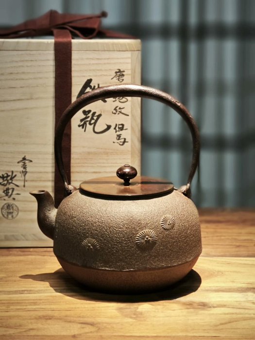 84ub17 釜師 高橋敬典 作 菊花紋 鉄瓶 重量：約1.6kg 84ub17 釜師 高橋敬典 作 菊花紋 鉄瓶 重量：約1.6kg Yahoo