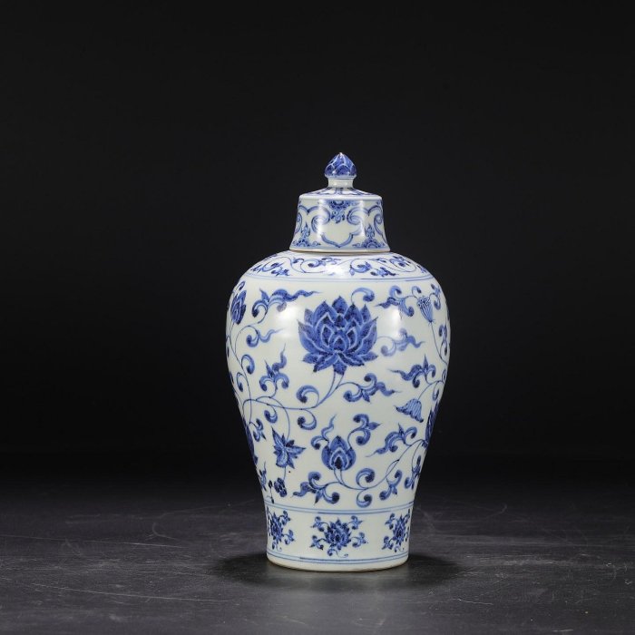 ※中国古美術/明代/五彩纏枝蓮花紋梅瓶/(底款:大明永楽年製) 明代永樂青花纏枝蓮紋帶蓋大梅瓶尺寸：高30.5公分口徑4.5公分肚徑16