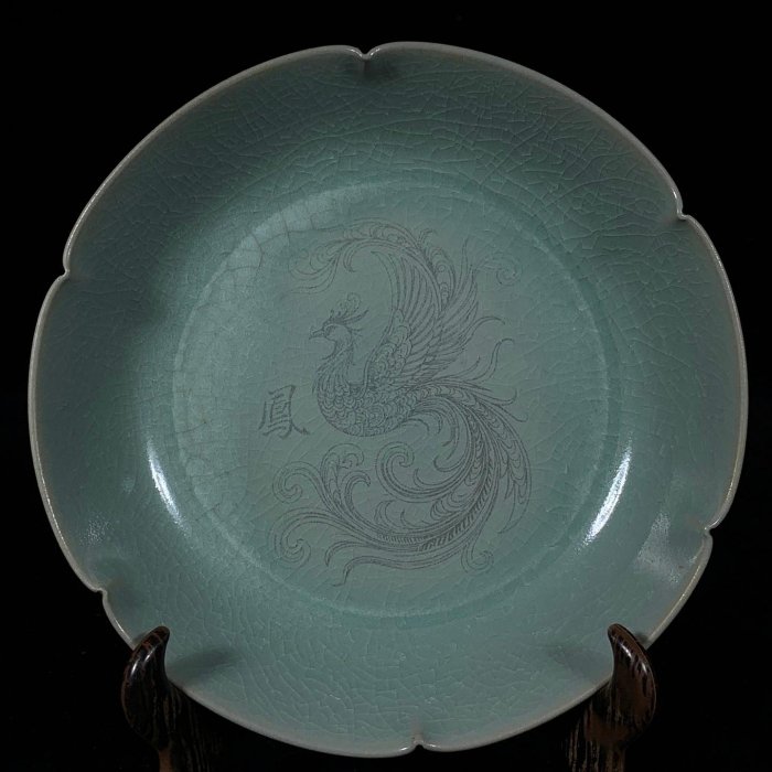 宋汝窯冰裂紋刻鳳紋葵口卷足洗,高4.5直徑18.5cm,200813 汝窯建窯官窯 宋汝窯冰裂紋刻鳳紋葵口卷足洗,高4.5直徑18.5cm,200813 汝窯建窯官窯