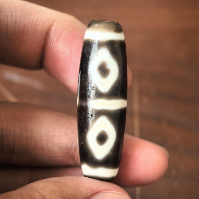 嚴選謝偉光手作天寶老謝天珠，融合三界金剛六眼智慧。獨特佛心設計