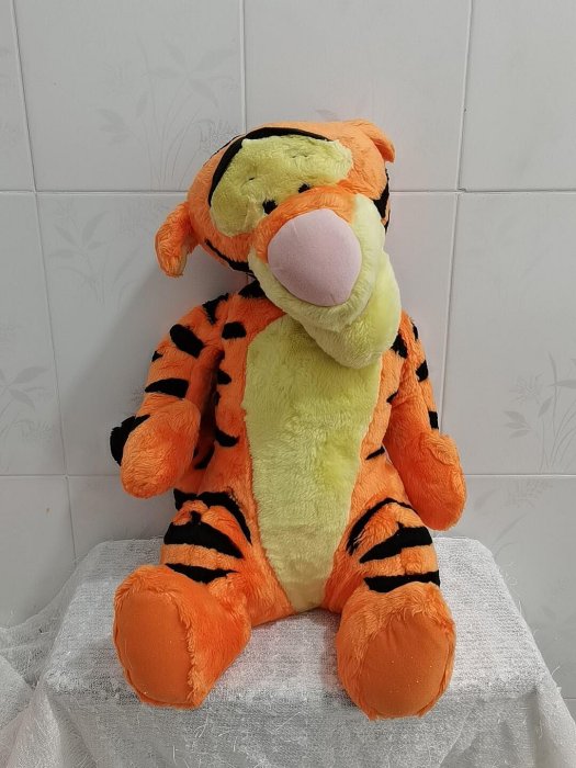 嚴選迪士尼跳跳虎噗噗二手玩偶，坐高47cm，手感絕佳！狀態完美。請慎拍。 跳跳虎 左右 只
