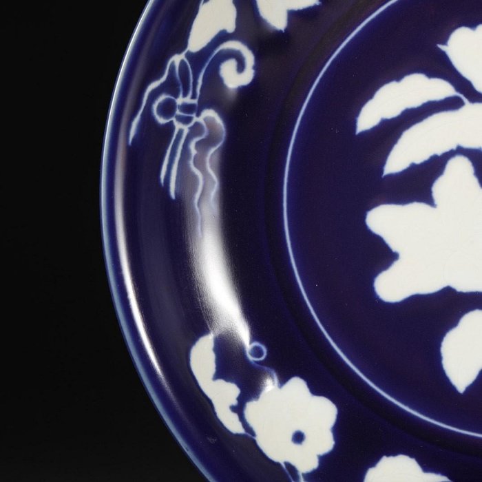 中国古美術・旧蔵青花磁碗一対・古漆器箱付・置物・文房具・時代物 明時代 宣徳 宝石藍釉 留白 剔刻 折枝三多花卉文 大宮盤 唐物 箱付き