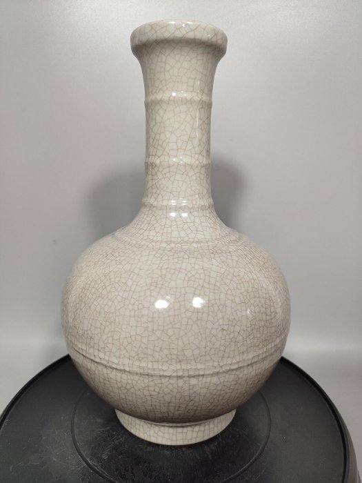 清代乾隆年仿哥窯弦紋瓶，全品無瑕，高30公分，直徑13公分，釉面細膩勻