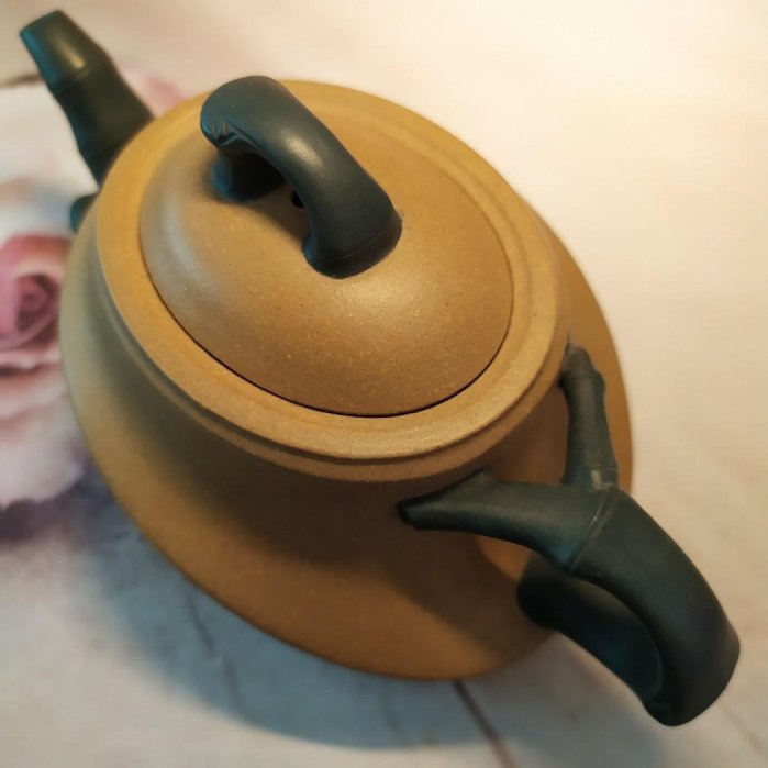 ‌🍵宜興紫砂廠雙彩順竹壺🍵 壺名：順竹/船竹出水：7孔容量：約220cc 泥