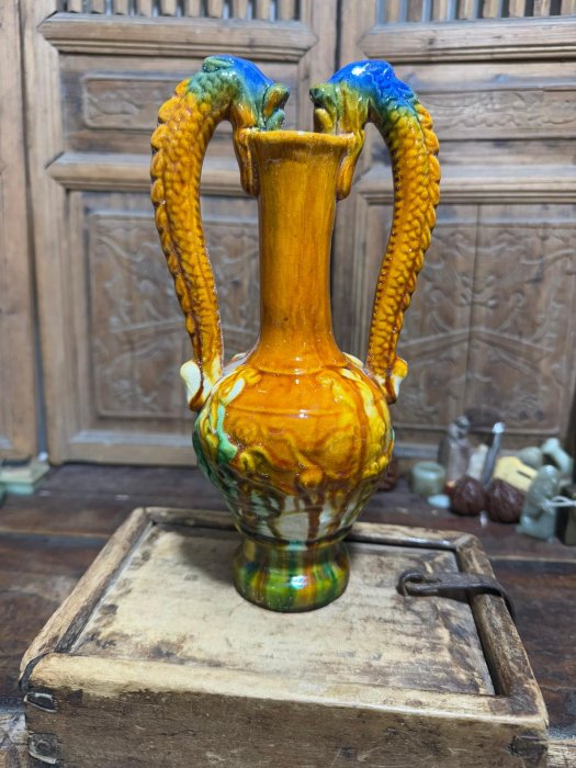 嚴選唐三彩雙龍瓶，23.5公分高古瓷瓶，年代感十足工藝珍藏品，釉色黃綠