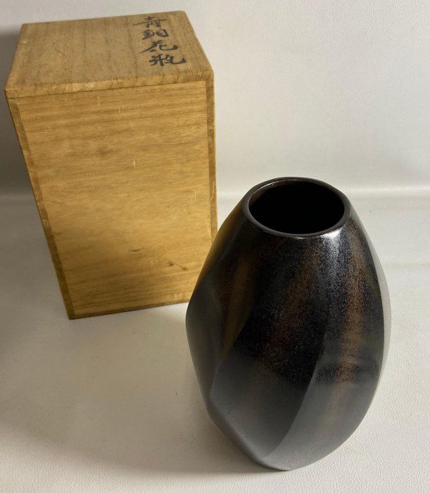 古玩輕鬆拍】老日本名工八島望舟作角旋形銅花瓶花瓶在銘附木箱