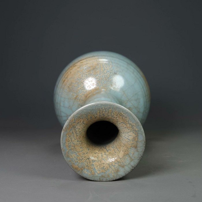 宋代汝窯開片盤口瓶，釉色天青溫潤，高22公分寬13公分，開片自然，胎質