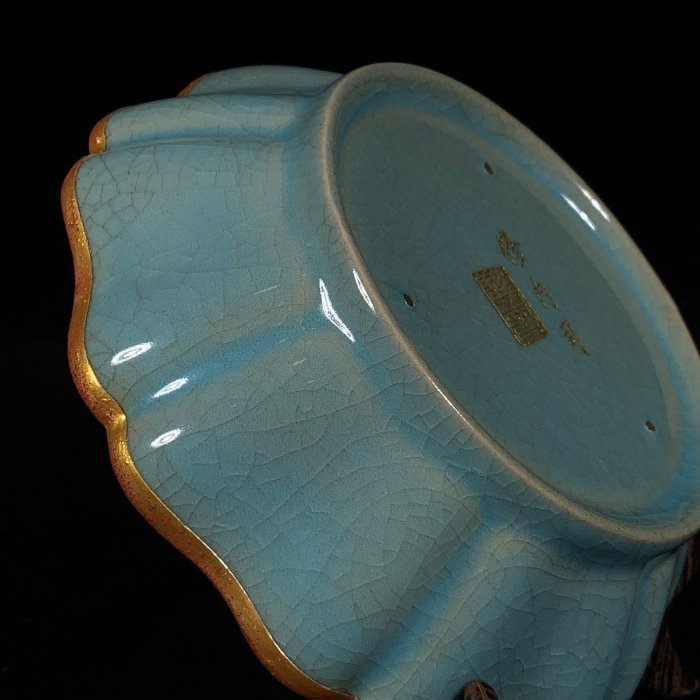 如窯龍文花口筆洗器 宋汝窯包口銘文刻龍紋花口洗，高6直徑20cm，20084