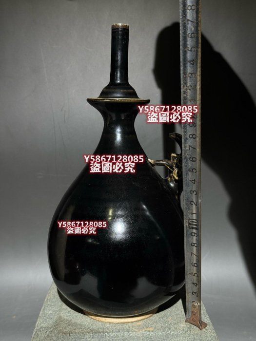 古美術　黑釉留白梅瓶 共箱　宋時代 定窯凈瓶宋代黑釉龍首凈瓶，單色釉，品相完好無瑕疵。高約29厘米，底部