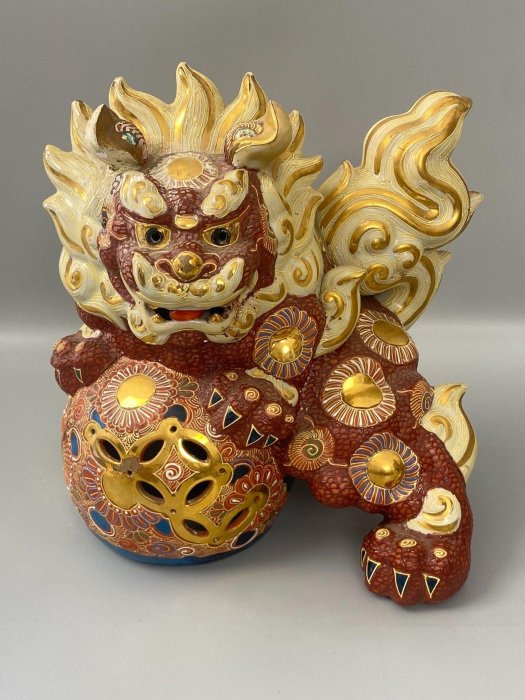 嚴選日本九谷燒大獅子，神態英氣逼人，雙腳踏繡球，動態威武，具收藏