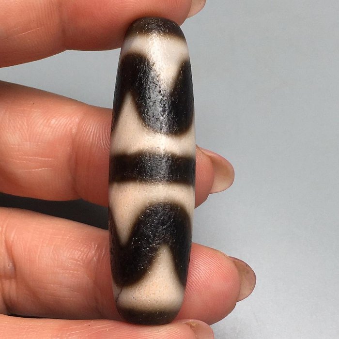 藏傳極品雙虎牙高油包漿馬蹄紋老天珠，尺寸51.8×14.6左右，材質：瑪瑙