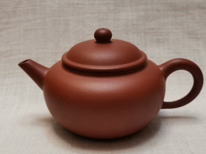 孟臣小型急須 茶壺 底款有印「宜興」 高さ約7cm 口径約3.5cm茶道具 小收藏大樂趣】宜興荊溪北孟臣製紅土少山壺茶道具/茶杯/茶托/銀壺/鐵壺