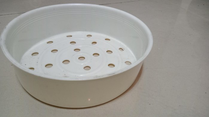 下殺！出清！4件20元@蒸籠，塑膠材質，可做濾水藍，直徑8.6公分，高度5.5公分,@三支白鐵湯匙  @二手,已經清洗乾淨消毒過@@完美主義者不要來！！  @蒸