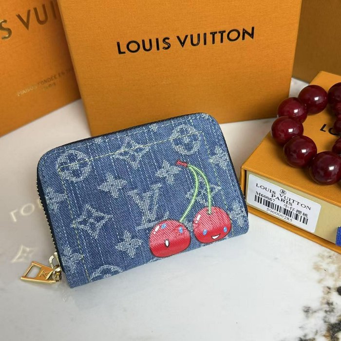 精品短夾 LV新款短夾 拉鍊零錢包 M60067牛仔櫻桃 卡包 零錢包 配盒子包裝