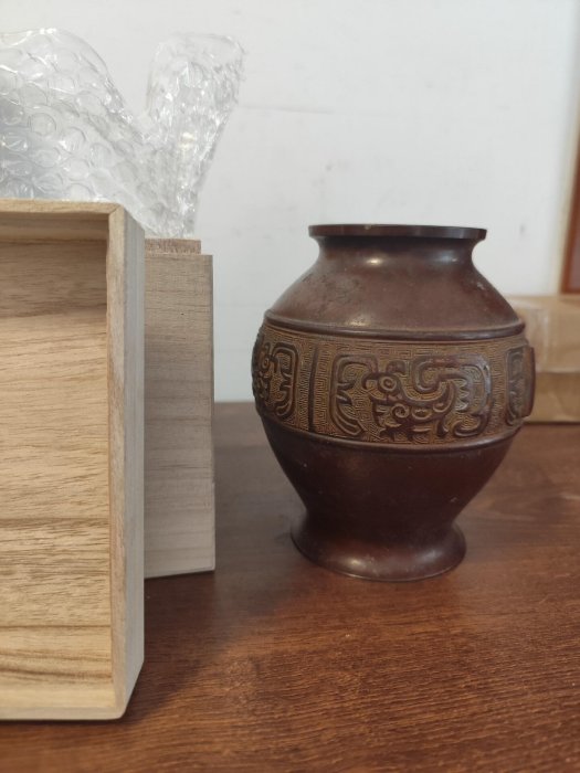 嚴選日本鑄銅饕餮回字紋花瓶，高度約18公分，典雅小品收藏，附原木盒