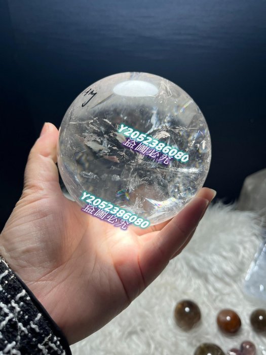 9-10cm天然白水晶球彩虹球，球直徑9.7cm左右，球重1.3kg,出東海水晶