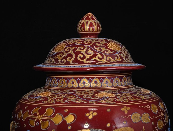 可議價明代祭紅釉瀝粉描金魚藻紋蓋罐，高44×34厘米??20007490禦窯