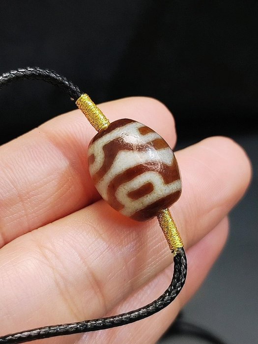 嚴選藏傳蓮花天珠，天然瑪瑙古法雕琢，圓潤小巧蓮花紋清雅規整，黑白包