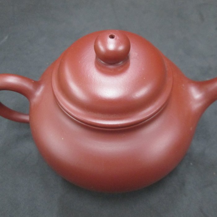 藏寶閣》22348《朱泥大紅袍.9孔.250cc》陶中手製.於七六年.陶中造壺.景