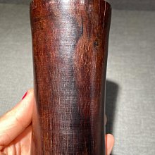 清代紫檀木筆筒，一木整挖而成，造型規整，口沿起線設計，腰微束顯得俐