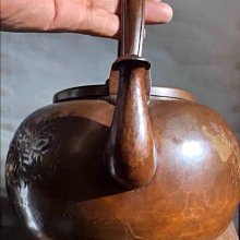 和手工刻花・銅壺 日本早期手工鏨刻草花紋老銅壺水注整體品相保存完好無損傷，畫面精美