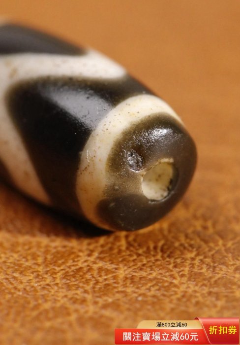清代老料器虎牙天珠】 這顆是清代老料器虎牙天珠—— 底色是老料器特有的