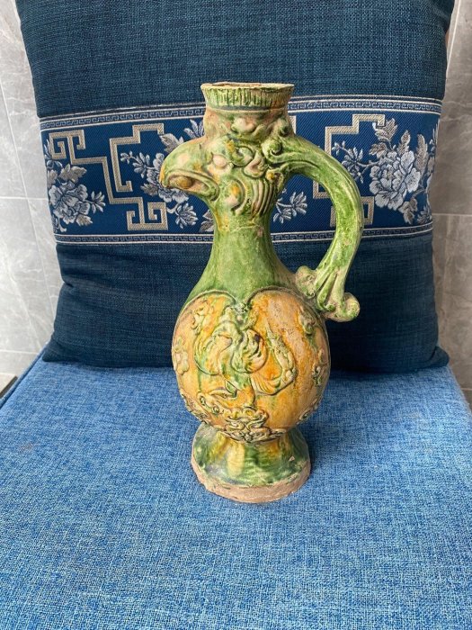 嚴選唐代三彩鳳紋執壺，高28cm，整體完好，局部輕微剝釉。釉色光亮，雕