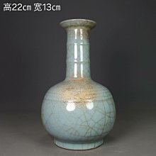 宋代汝窯開片盤口瓶，釉色天青溫潤，高22公分寬13公分，開片自然，胎質