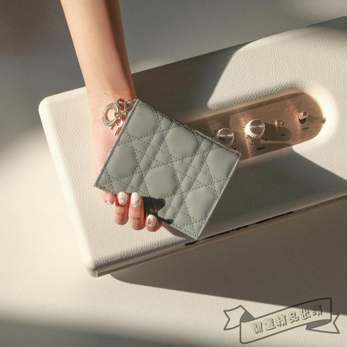 閒置✈二手精品 DIOR 迪奧 MINI LADY DIOR WALLET 漆皮 灰色 零錢包 短夾 皮夾 卡包 免運