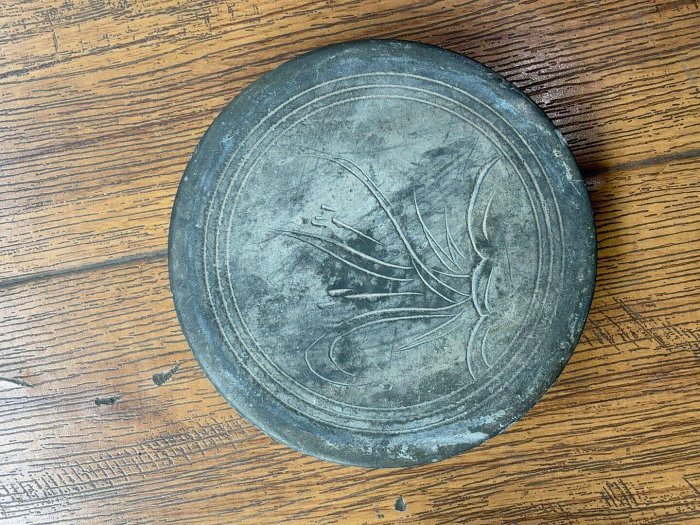 老石硯一對圓形刻花竹子紋飾直徑約18cm 厚度約3cm 石質老硯表面有歲月