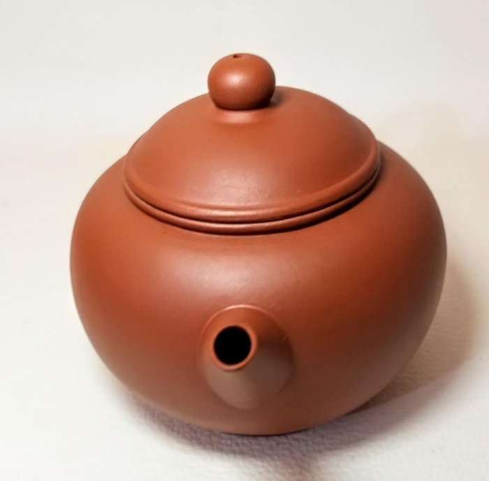 1970年代，中國宜興一廠紫砂壺。雙框三七章單孔200CC(10杯)☆意者私