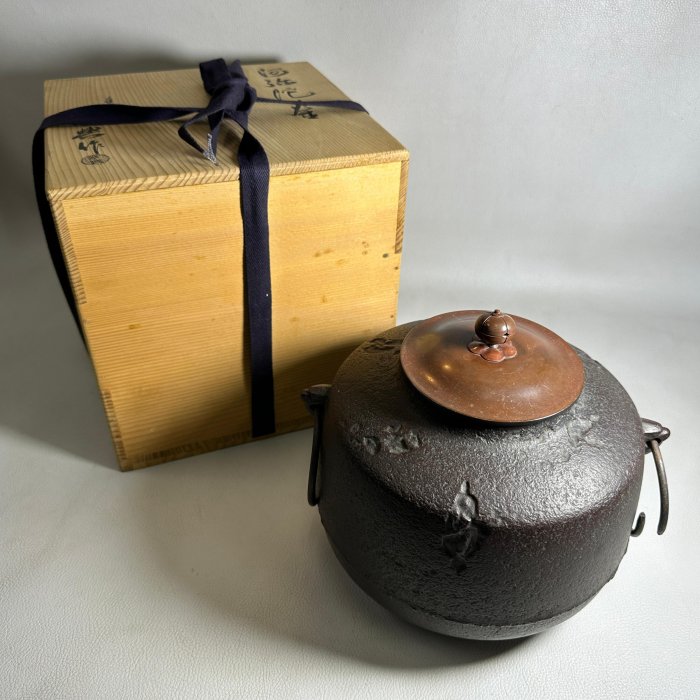 古玩輕鬆拍】老日本人間國寶名釜師高橋敬典作銅蓋阿彌陀釜茶釜/鐵釜附