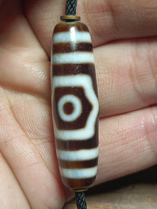 嚴選臺灣三眼寶蓋天珠銀白瑪瑙手工精製12x39.3mm 含蓄典雅黑白潔淨養身