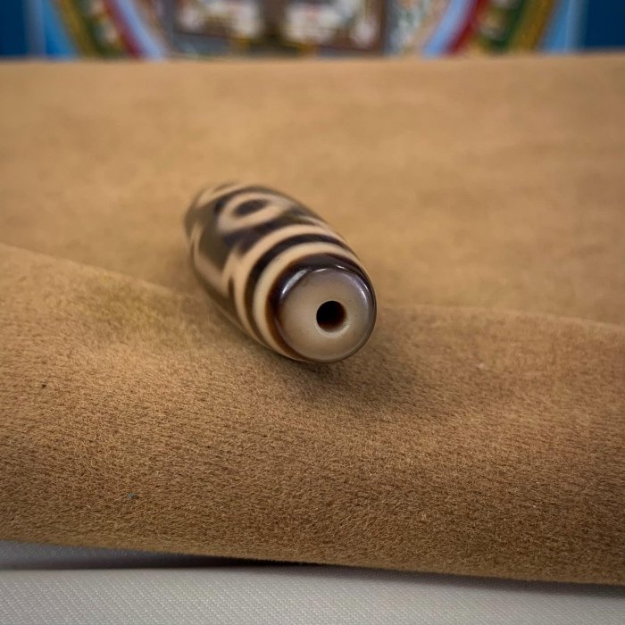 嚴選帝王四眼天珠，手工雕琢精緻老料，尺寸59.8x14.7mm，適合收藏與