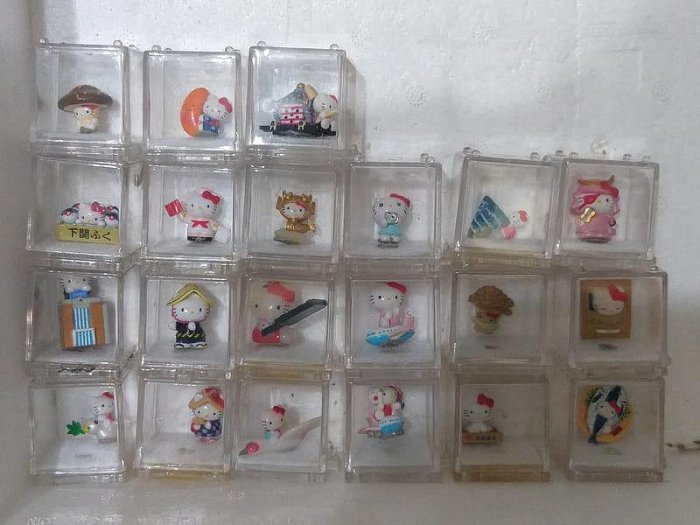 出清特價 一個 80~櫥窗展示品 早期 HELLO KITTY 迷你小公仔 附壓克力盒 有21款