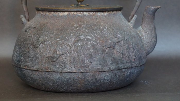茶壺，煎茶道具，「晴壽堂造」在銘，時代物。 明治時期晴壽堂布目嵌錯金銀花鳥紋鐵壺仕宏拍賣