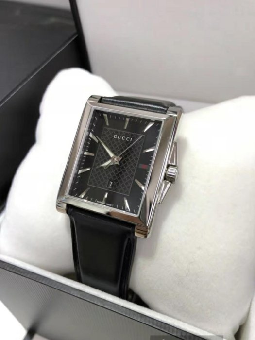 限定限時優惠? 意大利品牌??瑞士制！原裝正品貨.「GUCCi古馳」 32*32mm時尚方形男錶.藍寶石鏡面.日期顯示.50米防水.兩年全球聯保